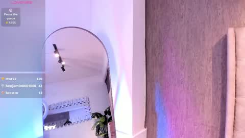 leohard_ online show from April 16, 3:19 pm
