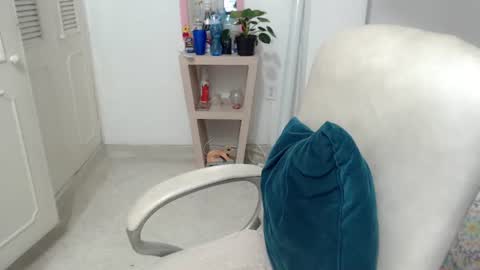 leonela   online show from August 14, 3:54 am