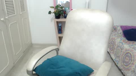 leonela   online show from August 15, 9:24 am