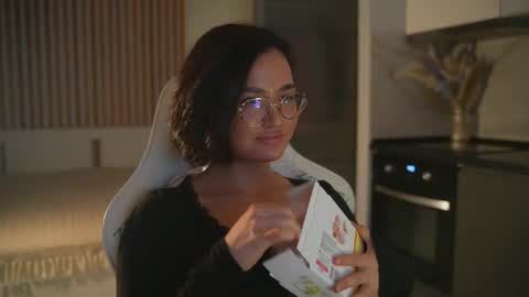Leora Mallis you can call me Leo IM NOT COLOMBIAN online show from February 19, 2:04 pm