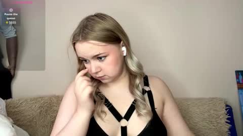Hello everyone Im Lora Its my first day Were going to have fun together online show from March 20, 8:39 am