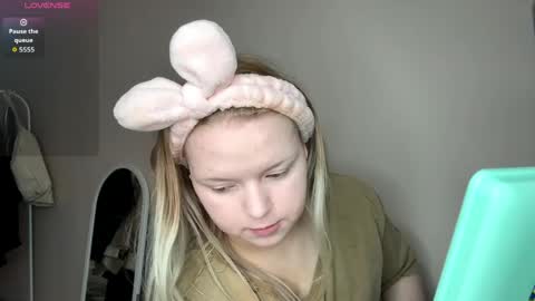 Hello everyone Im Lora Its my first day Were going to have fun together online show from March 27, 5:22 am