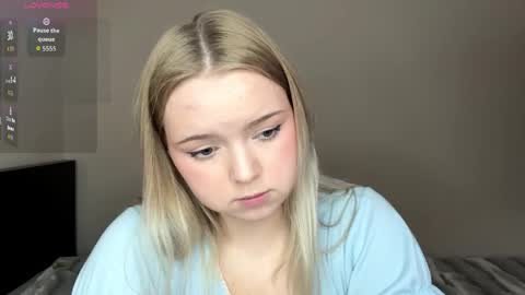Hello everyone Im Lora Its my first day Were going to have fun together online show from March 28, 1:40 pm