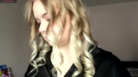 Hello everyone Im Lora Its my first day Were going to have fun together online show from March 30, 7:44 am