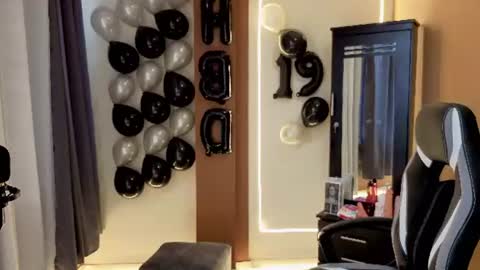 leotease online show from August 3, 7:32 pm