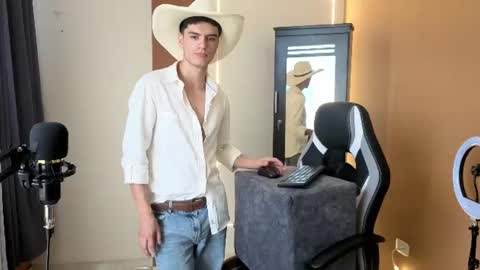 leotease online show from August 6, 8:41 pm