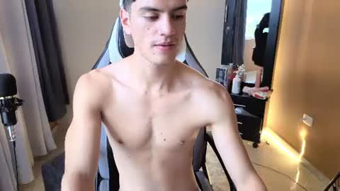 leotease online show from August 7, 7:03 pm