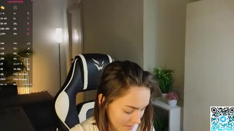 Leslie online show from August 15, 4:27 am
