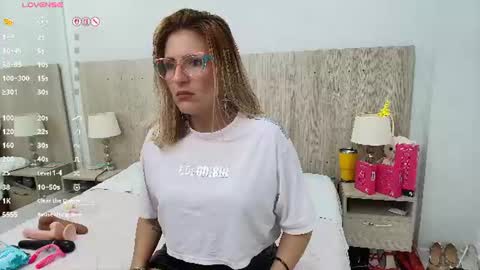 Lesly Santodomingo online show from September 3, 7:50 pm