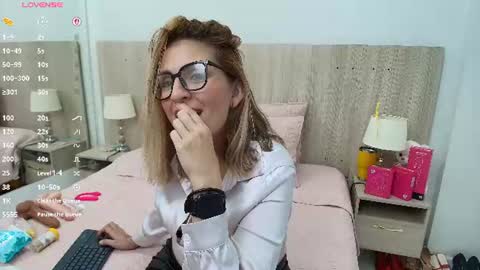 Lesly Santodomingo online show from September 9, 5:32 pm
