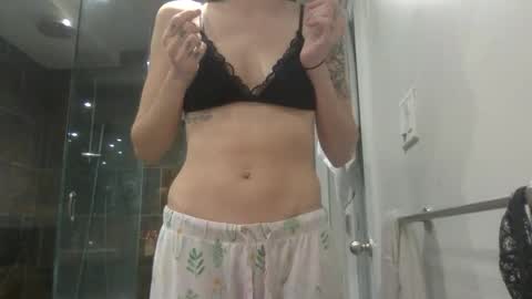strawberrywatermelonpink22 online show from March 20, 2:09 pm