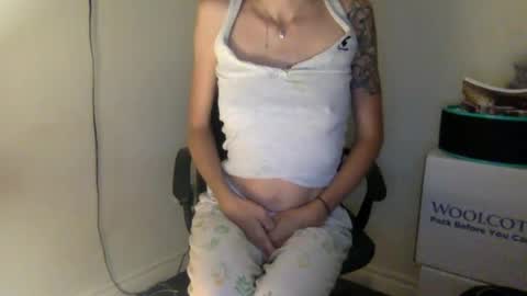 strawberrywatermelonpink22 online show from June 18, 2:33 am