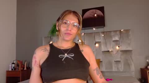 L I A   online show from August 14, 10:52 am
