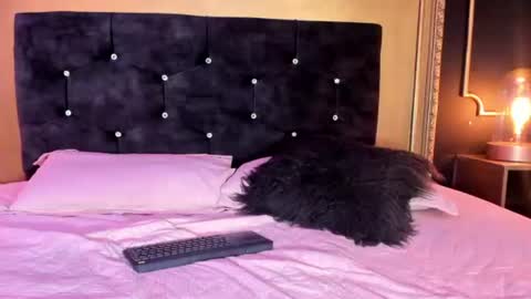 Lia lovet online show from August 6, 11:59 pm