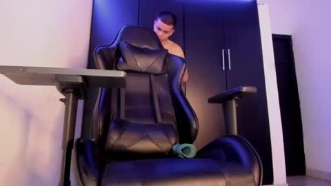 liam_mateo_ online show from August 1, 2:39 am