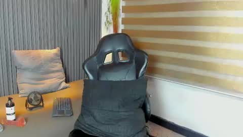 lianferrer_ online show from August 15, 2:43 pm