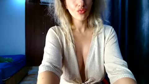 Mia online show from July 30, 10:55 am