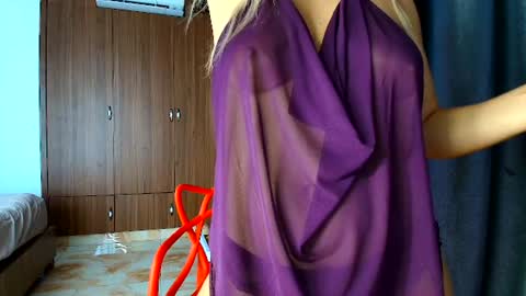 Mia online show from August 2, 6:42 am