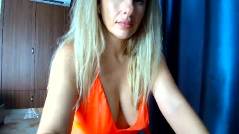 Mia online show from August 16, 5:33 am