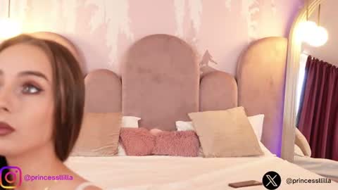 Dream Girl  online show from August 11, 4:47 am