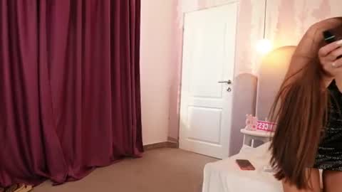 Dream Girl  online show from August 13, 6:05 am
