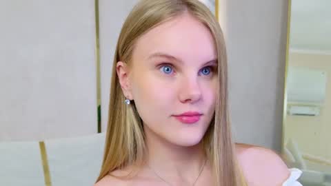 lili_lohan online show from August 14, 9:35 am