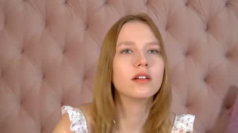 LiliLinn online show from August 8, 6:57 am