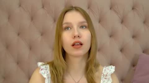 LiliLinn online show from August 8, 8:03 am