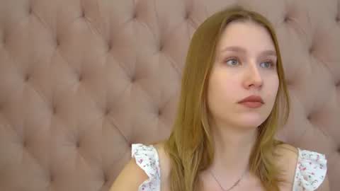 LiliLinn online show from August 8, 9:09 am