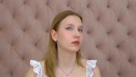 LiliLinn online show from August 8, 1:44 pm