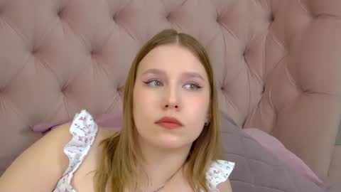 LiliLinn online show from August 8, 2:50 pm