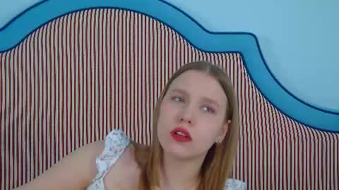 LiliLinn online show from August 14, 9:13 am