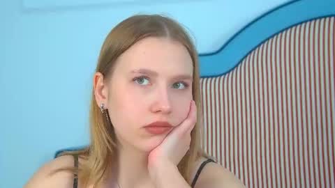 LiliLinn online show from August 15, 9:13 am