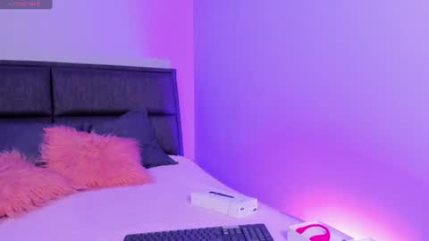 Lili petit  online show from August 6, 1:10 pm