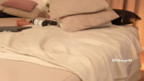 lilith_sage_ online show from August 9, 12:22 am