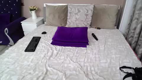 lilithreys online show from August 9, 9:43 am