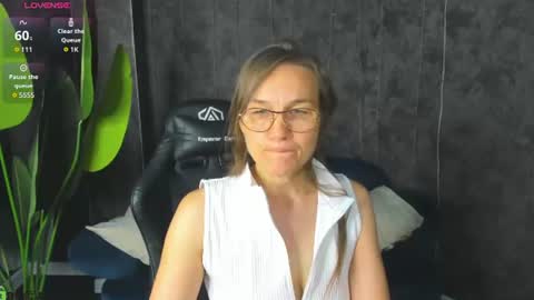 lillian_white1 online show from August 10, 12:56 am
