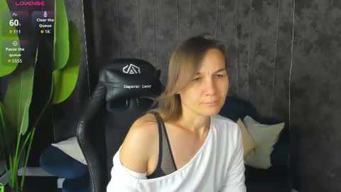 lillian_white1 online show from August 11, 12:56 am
