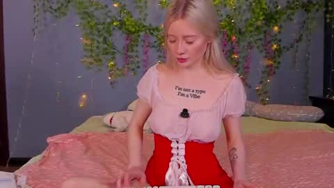 lillie_berry online show from August 6, 4:55 am