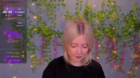 lillie_berry online show from August 6, 10:03 am