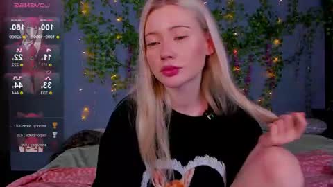 lillie_berry online show from August 11, 7:43 am