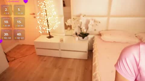 Lilly Colins online show from August 10, 6:09 pm