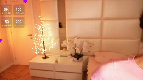 Lilly Colins online show from August 10, 7:15 pm