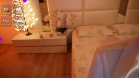 Lilly Colins online show from August 14, 11:30 pm