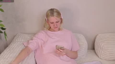 Lily online show from August 4, 6:32 am