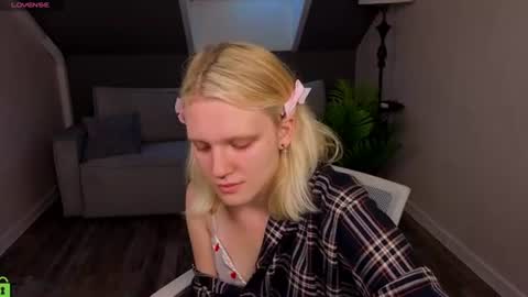 Lily online show from August 5, 1:14 am