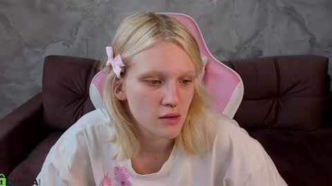 Lily online show from August 6, 3:38 am