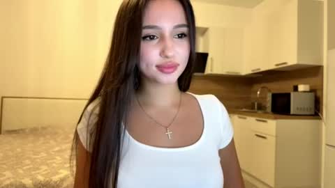 Mia online show from August 9, 9:05 pm