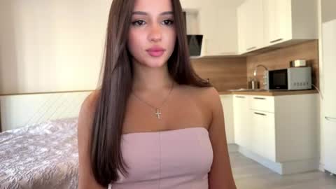 Mia online show from August 10, 4:30 pm