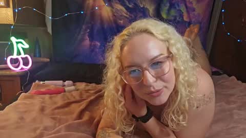 LilPies  online show from May 14, 10:31 pm
